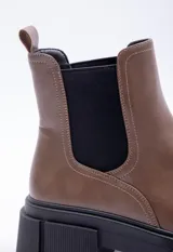 Botas negras de caña media con elástico en los laterales y suela track con plataforma.