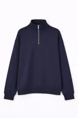 Buzo de cuello alto con cierre frontal parcial, de manga larga y corte holgado, con puños y ruedo acanalados.