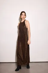 Vestido largo de fiesta color cobre con sutil brillo, cuello alto y espalda descubierta con botones.