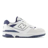 Championes New Balance 550 de cuero blanco con detalles en azul marino y gris.