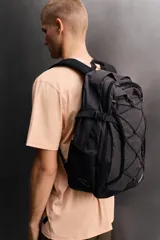 Mochila de deporte multiuso Zara Athleticz confeccionada en tejido técnico color gris oscuro, con un volumen de 30 litros, tres compartimentos principales con cierre de cremallera, bolsillo frontal con cordón elástico tipo bungee, compartimento interior para dispositivos electrónicos de hasta 15 pulgadas, dos bolsillos laterales elásticos para botellas, parte posterior acolchada y transpirable, y detalles reflectantes.