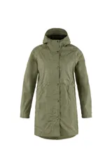 Campera larga color verde oliva con capucha, cierre con botones a presión y cordón ajustable en la cintura.