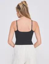 Top crop negro de corte ajustado, estilo corsé, con escote corazón y breteles finos regulables.