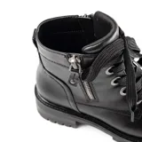 Borcegos de cuero sintético color negro, con caña media, cordones anchos con ojales metálicos, cierre lateral y suela dentada con taco bajo.