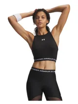 Musculosa deportiva Under Armour HeatGear Mesh Tank de color negro, con cuello redondo y espalda deportiva. Cuenta con una banda elástica inferior con el nombre y logo de la marca en color blanco y el logo en el pecho.
