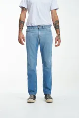 Pantalón jean celeste de corte recto.