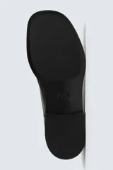 Zapato de vestir tipo derby, color negro, fabricado en piel con horma cuadrada y suela con ligero tacón.