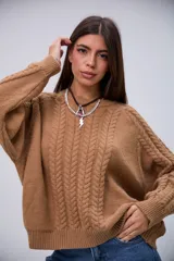 Sweater de punto color camel con cuello redondo, mangas largas y diseño de trenzas en el frente y las mangas.