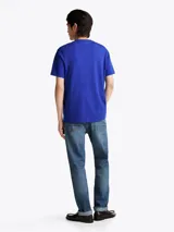 Remera azul de algodón con cuello redondo y bolsillo de parche en el pecho con logo bordado. Corte regular.