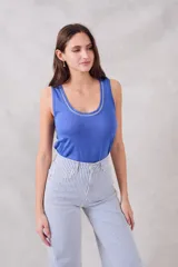 Musculosa blanca de algodón con escote redondo y detalle de lurex dorado en el borde.