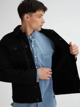 Campera de jean celeste unisex forrada en corderito blanco. Mangas forradas con nylon capitoneado.