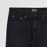 Pantalón de jean negro de corte recto, con bolsillos delanteros y traseros.