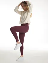 Legging de tiro alto confeccionada en algodón elástico con cintura ancha modeladora. Presenta un calce ajustado y tejido opaco de tacto natural.