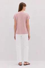 Remera blanca de algodón de manga corta, con cuello redondo y estampa frontal en color rojo con la leyenda "bon, jour" acompañada de pequeños corazones.