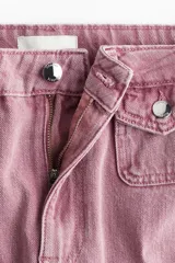 Jean de tiro alto con pierna amplia y corte holgado. Confeccionado en denim de algodón, presenta bolsillos delanteros con solapa y cierre de botón.