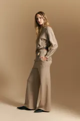 Pantalón de punto de corte ancho y fluido, con cintura elástica y diseño relajado.