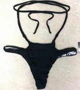 Pantie colaless negro con tiras finas y estampado de letras en el interior.