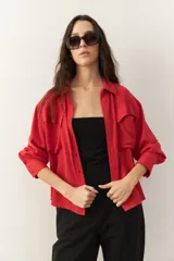 Camisa blanca de manga larga con dos bolsillos grandes con solapa en el pecho.