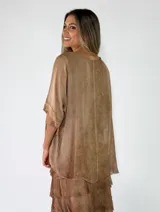 Blusa de viscosa color chocolate, de corte holgado, cuello redondo y mangas tres cuartos con diseño en capas.