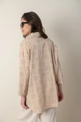 Camisa italiana beige de algodón con broderie y apliques calados con lurex.