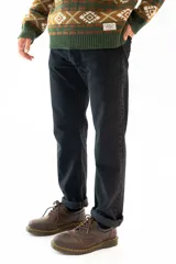 Jean negro de corte clásico con cinco bolsillos, botones color cobre y confeccionado en algodón 100% sin elastano.