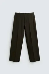 Pantalón de corte regular fit confeccionado en tejido de lana de origen italiano. Presenta bolsillos frontales, bolsillos traseros de vivo con botón y cierre frontal con cremallera y botón.