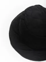 Gorro tipo bucket color verde militar, con diseño acolchado con costuras circulares.