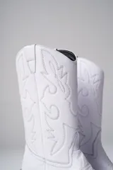 Botas texanas blancas de cuero con bordados en el empeine y la caña. Taco de madera.