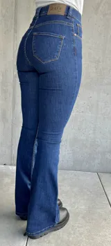 Pantalón de jean azul de corte acampanado.