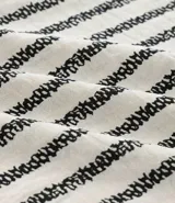 Camisa de manga larga con cuello inglés y cierre frontal de botones. Presenta un diseño de rayas verticales en tonos neutros, confeccionada en tejido de poliéster con caída estructurada y corte comfort.