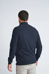 Campera tejida de algodón con cierre frontal completo, cuello alto y mangas largas. Presenta un diseño básico con logo bordado en el pecho.