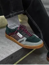 Zapatillas Morrison modelo Nineties color beige con detalles en celeste y estampado tribal. Fabricadas en serraje con suela color vainilla y cordones finos de algodón beige.