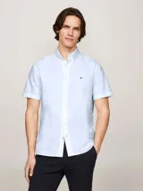 Camisa de corte regular confeccionada en algodón Oxford, con diseño de manga corta, cuello con botones y logo de la marca bordado en el pecho.
