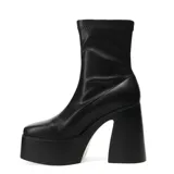 Botas negras de caña media con plataforma y taco cuadrado alto.