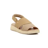 Sandalia plana Comfortflex para mujer, en tonos beige y tostado, con tiras anchas cruzadas en el empeine, tira trasera ajustable con elástico y suela estriada.