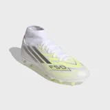 Championes de fútbol Adidas F50 Sparkfusion Club de caña media, diseñados para terreno firme y pasto artificial. Presentan un exterior Fiberskin con detalles en gris y amarillo neón, cuello tejido extendido para mayor soporte y suela Sprintplate Fusion con tapones semicónicos para tracción y agilidad.