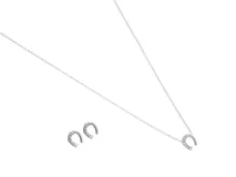 Set de collar y caravanas de acero italiano plateado con diseño de herradura y circonitas. El collar mide 45cm de largo con 5cm de alargue. Las caravanas miden 1cm.