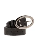 Cinturón negro con textura craquelada y hebilla ovalada plateada.