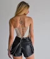 Corset negro con cordones en el frente.