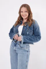 Chaqueta de jean celeste con efecto desgastado y flecos en el ruedo.