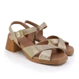 Sandalias de cuero doradas con taco cuadrado color caramelo y tira al tobillo con hebilla.