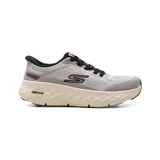 Championes deportivos Skechers Slip-ins Go Walk Max Cushioning Flex Pave, color gris con entresuela gruesa beige y detalles en negro. Confeccionados en malla técnica con tecnología Max Cushioning y amortiguación ULTRA GO.