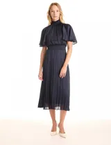 Vestido midi color beige de satén, marca Julia Jordan. Cuello alto con punto smock, mangas amplias de estilo fluido y cintura elastizada también con punto smock. La falda tiene una caída fluida con plisado. Cierre posterior con abertura ojal y botones. Forro interno a tono.