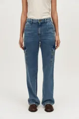 Pantalón cargo de denim en tono azul medio, de tiro alto y corte recto, con bolsillos laterales con solapa.
