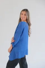 Blusa azul con mangas 3/4 y detalle de tiras horizontales negras en el ruedo.