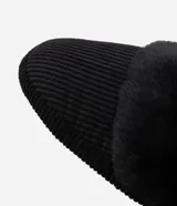 Pantufla abierta color beige, con textura acanalada en la parte superior y forro interior y borde de peluche suave. Posee suela de goma.