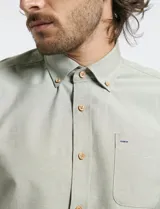 Camisa de manga larga con cuello button-down, bolsillo frontal y botones de madera. Confeccionada en una mezcla de poliéster y algodón.