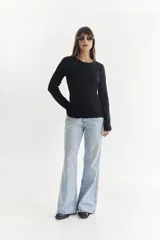 Sweater color beige con diseño tejido en relieve de cuadrados y rectángulos.