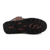 Bota acordonada color marrón claro, con suela de goma negra y logo de la marca en el lateral y la lengüeta.