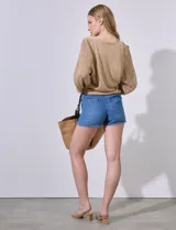 Cardigan color beige de punto con mangas largas abullonadas y detalle calado.